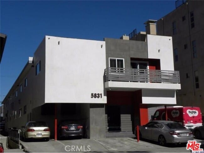 5831 Carlton Way in Los Angeles, CA - Foto de edificio - Building Photo