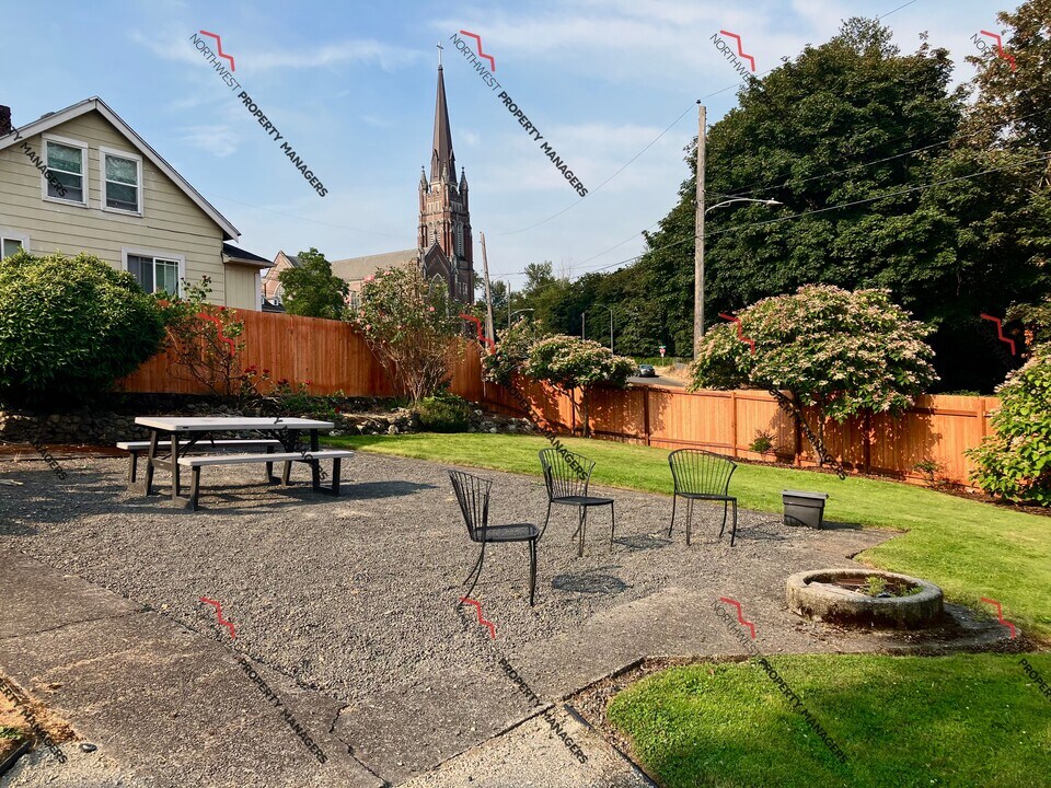 r45e  Oasis in Tacoma, WA - Building Photo