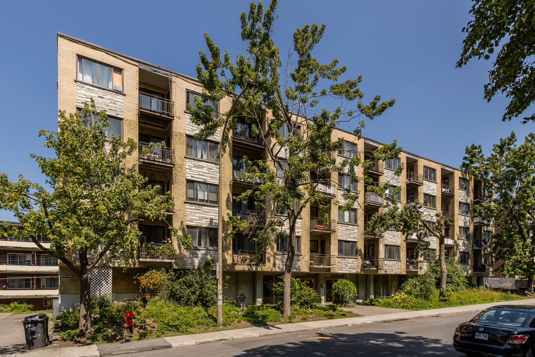 2755 De Kent Av in Montréal, QC - Building Photo