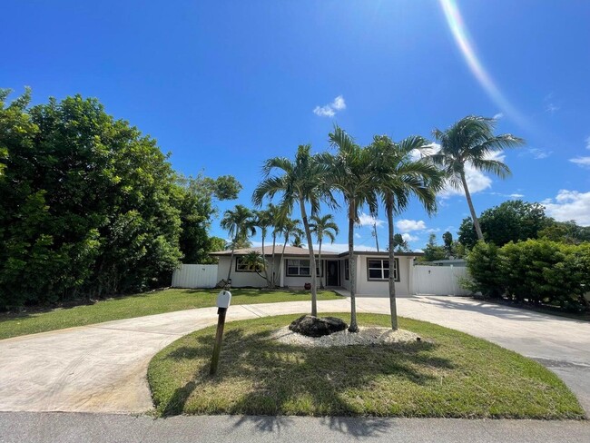 250 NW 11th St in Boca Raton, FL - Foto de edificio - Building Photo