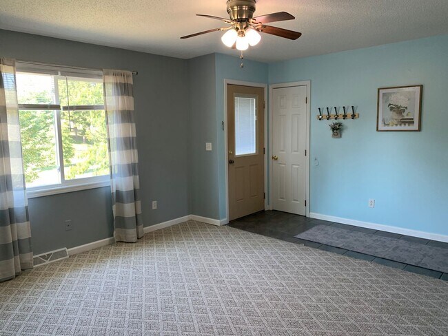 102 Redbud Cir in St. Robert, MO - Building Photo - Building Photo