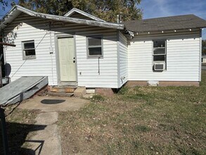 1049 E Oak St in Cushing, OK - Building Photo - Building Photo
