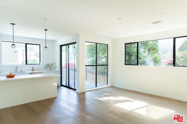 6348 Primrose Ave in Los Angeles, CA - Building Photo - Building Photo