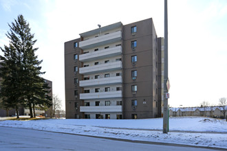 Chicopee Terrace in Kitchener, ON - Building Photo - Building Photo