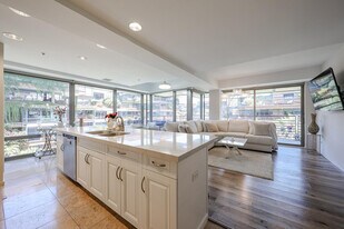 7137 E Rancho Vista Dr in Scottsdale, AZ - Building Photo