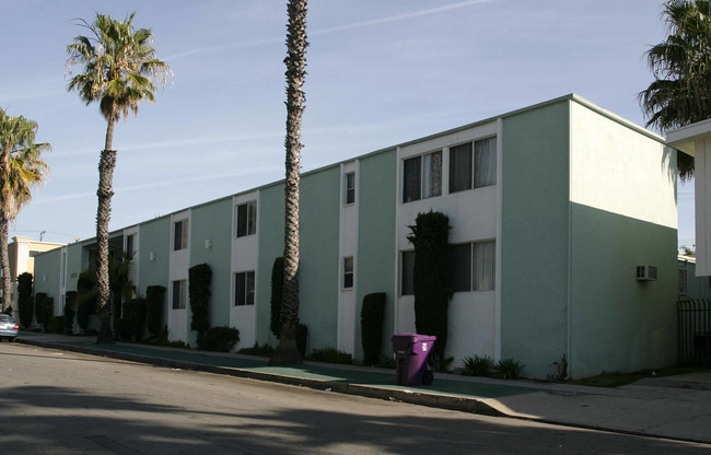 1730 Coronado Ave in Long Beach, CA - Foto de edificio - Building Photo