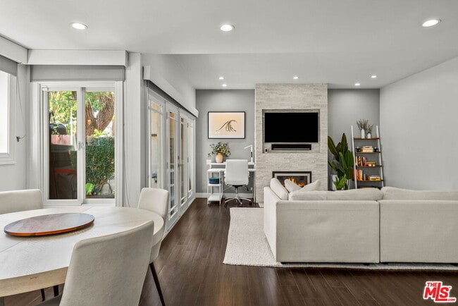 property at 2909 Arizona Ave