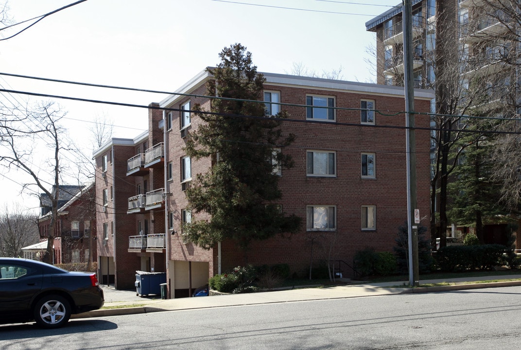 Twelve Oaks in Arlington, VA - Building Photo