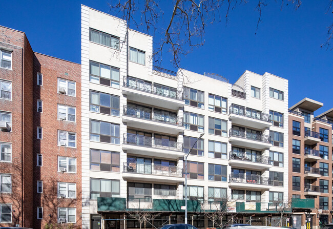 99-31 66th Ave in Rego Park, NY - Foto de edificio - Building Photo