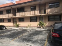 490 W Park Dr, Unit 102 in Miami, FL - Building Photo - Building Photo