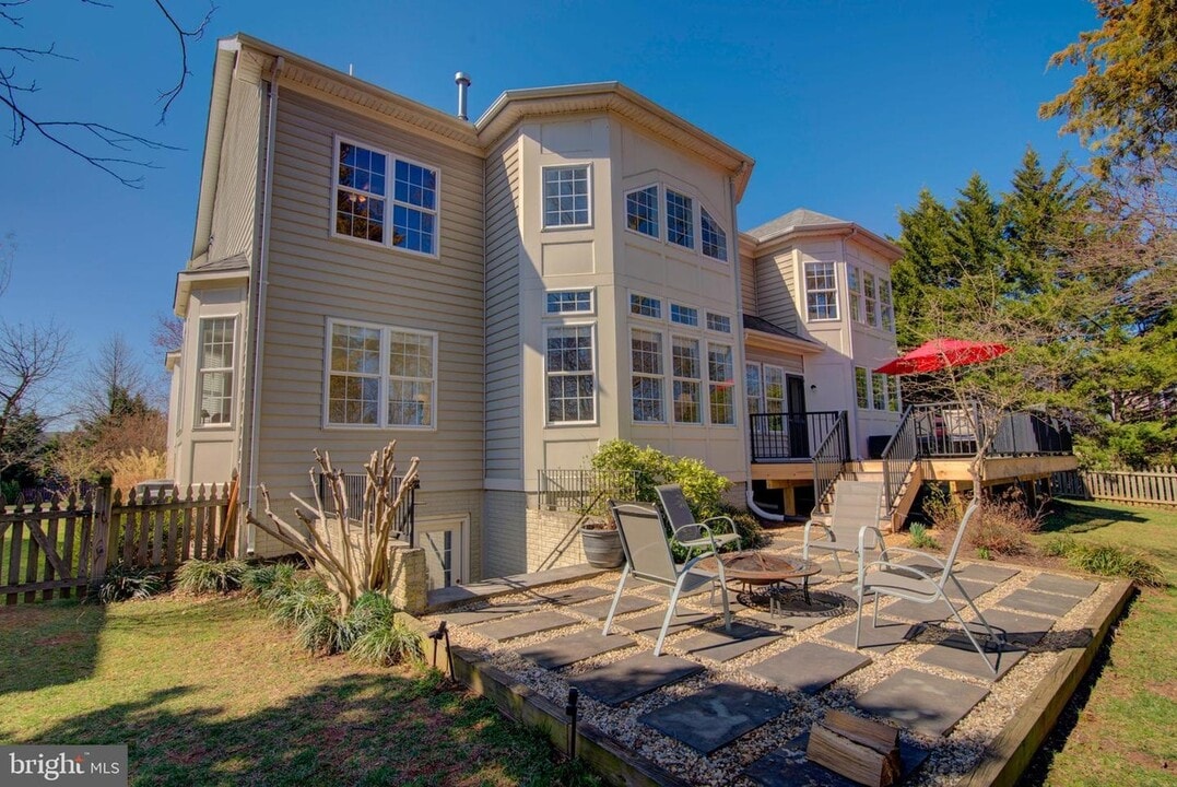 1804 Woods Edge Dr NE in Leesburg, VA - Building Photo