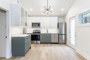 51 E 42nd St in Hamilton, ON - Building Photo