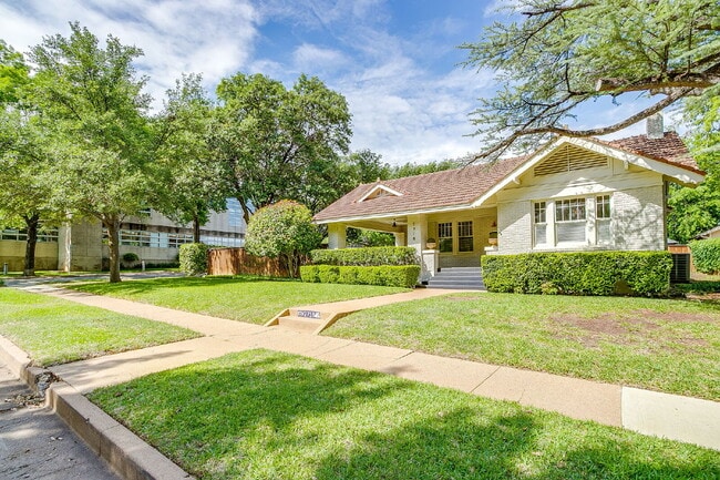 2718 Cockrell Ave in Fort Worth, TX - Foto de edificio - Building Photo