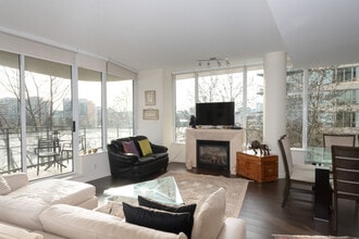 9 Smithe Mews in Vancouver, BC - Building Photo - Building Photo