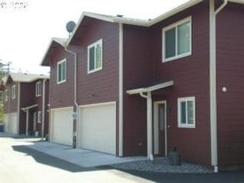 805 Pioneer Rd in Brookings, OR - Building Photo