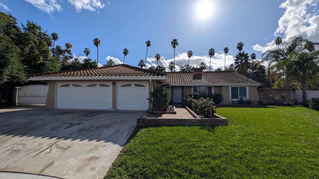 2700 Lexington Pl in Riverside, CA - Building Photo