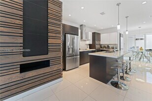 6313 NW 104th Path in Medley, FL - Building Photo