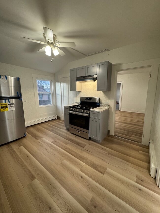 22 Cottage St, Unit 2 in Holbrook, MA - Foto de edificio - Building Photo