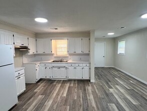 929 E Sullenberger Ave in Malvern, AR - Foto de edificio - Building Photo