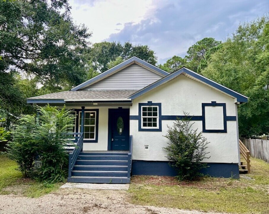 2011 S 7th St in Ocean Springs, MS - Building Photo