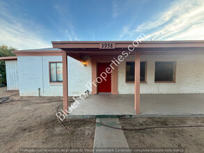 3958 E Desmond Ln in Tucson, AZ - Foto de edificio - Building Photo