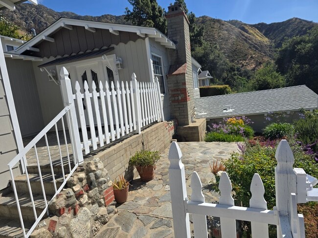 833 Skyland Dr in Sierra Madre, CA - Foto de edificio - Building Photo