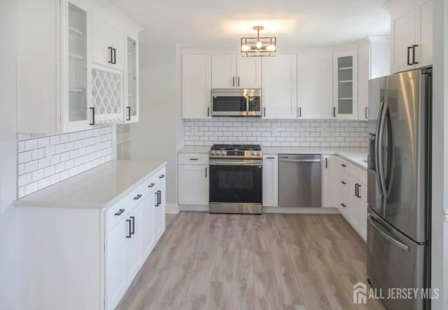 156 Cliffwood Ave W in Cliffwood, NJ - Building Photo - Building Photo