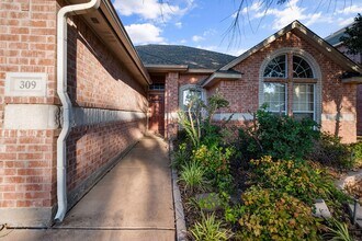 309 Shane Ln in Burleson, TX - Foto de edificio - Building Photo