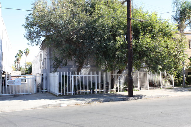 7336 Eton Ave in Canoga Park, CA - Foto de edificio - Building Photo