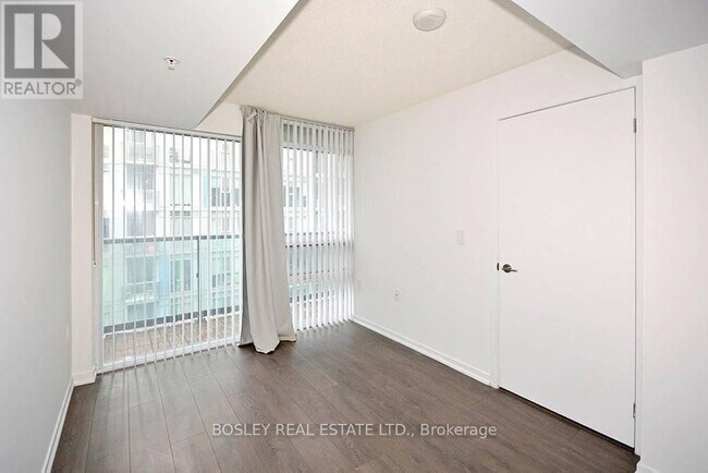 36-2036 Lisgar St in Toronto, ON - Building Photo - Building Photo