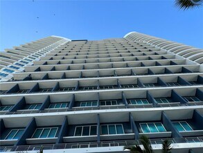 60 SW 13th St, Unit 2807 in Miami, FL - Building Photo - Building Photo