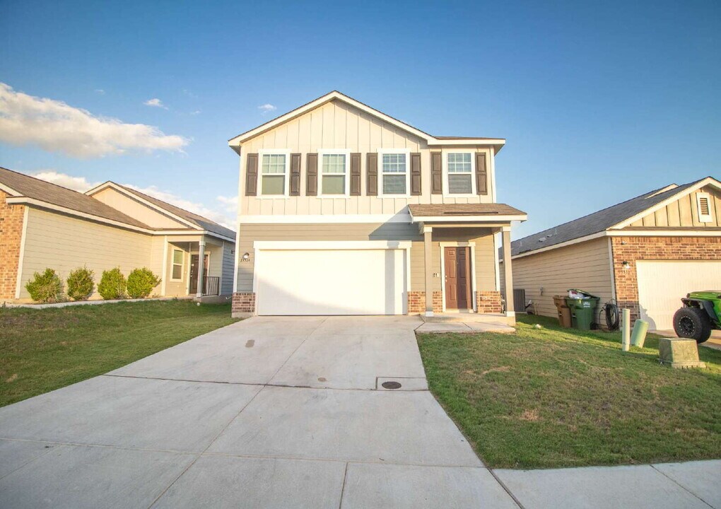 13514 Flower Pond in Saint Hedwig, TX - Building Photo
