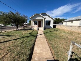 402 Corpus Christi St in Laredo, TX - Building Photo