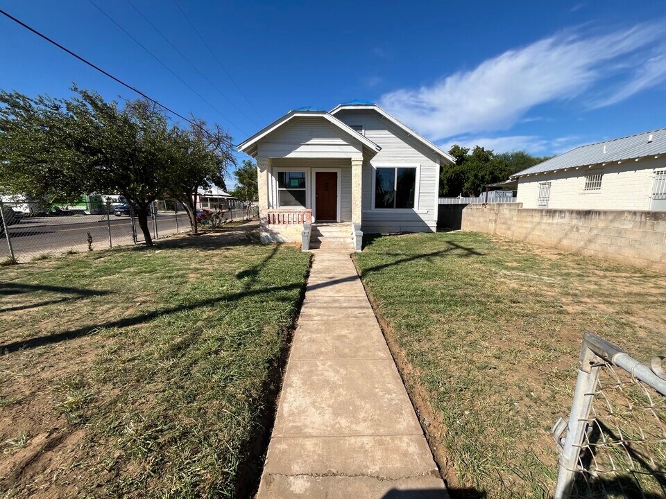 402 Corpus Christi St in Laredo, TX - Building Photo