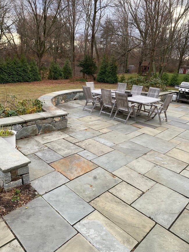 5 Meadow Wood Rd in Trumbull, CT - Building Photo - Building Photo