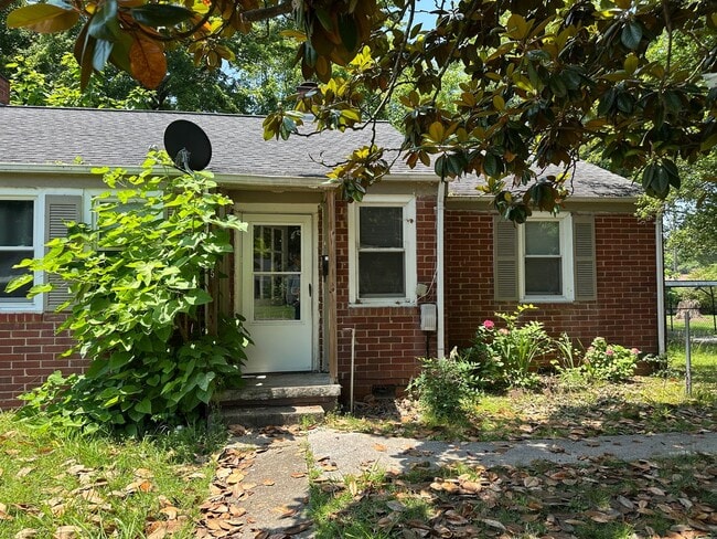property at 2025 Sherwood Rd