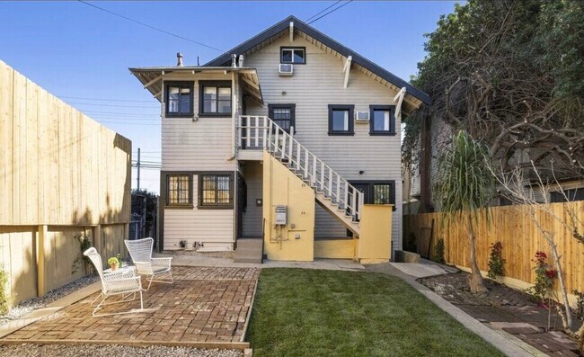 211 1/2 S Burlington Ave in Los Angeles, CA - Foto de edificio - Building Photo