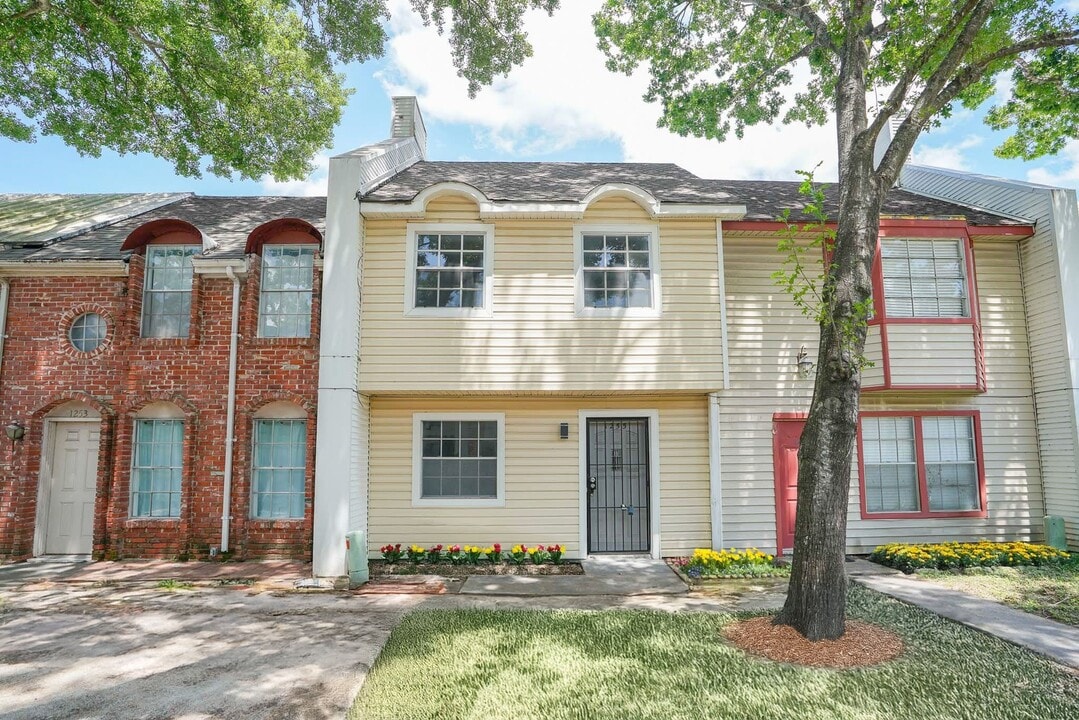 1255 Witte Rd in Houston, TX - Building Photo