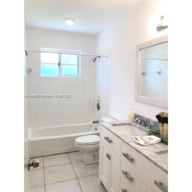 10525 SW 77th Ct in Pinecrest, FL - Foto de edificio - Building Photo