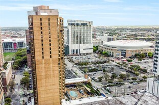 1111 Caroline St in Houston, TX - Building Photo