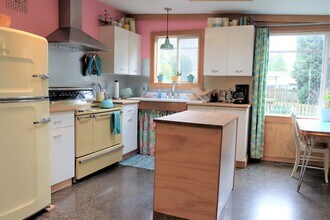 10733 Phinney Ave N, Unit A in Seattle, WA - Foto de edificio - Building Photo