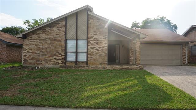 8009 Pebblebrook Dr in Watauga, TX - Building Photo