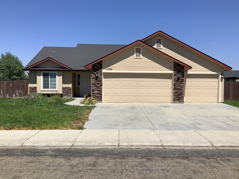 11324 W Blake Dr in Star, ID - Building Photo