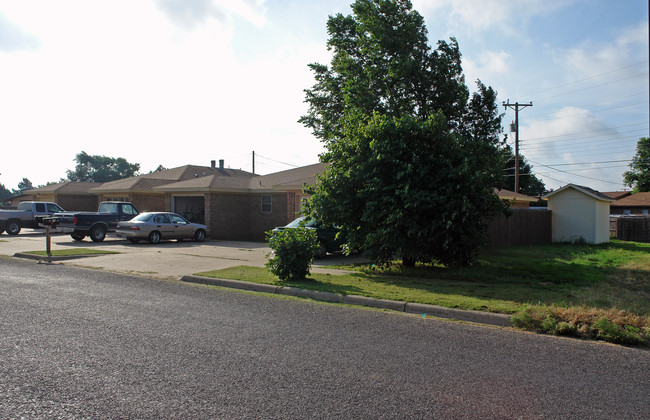 5705 Brownfield Dr in Lubbock, TX - Foto de edificio - Building Photo