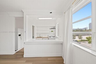 4710 Pine Tree Dr in Miami Beach, FL - Foto de edificio - Building Photo