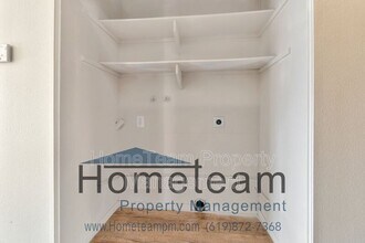 2424 Adirondack Row in San Diego, CA - Building Photo - Building Photo