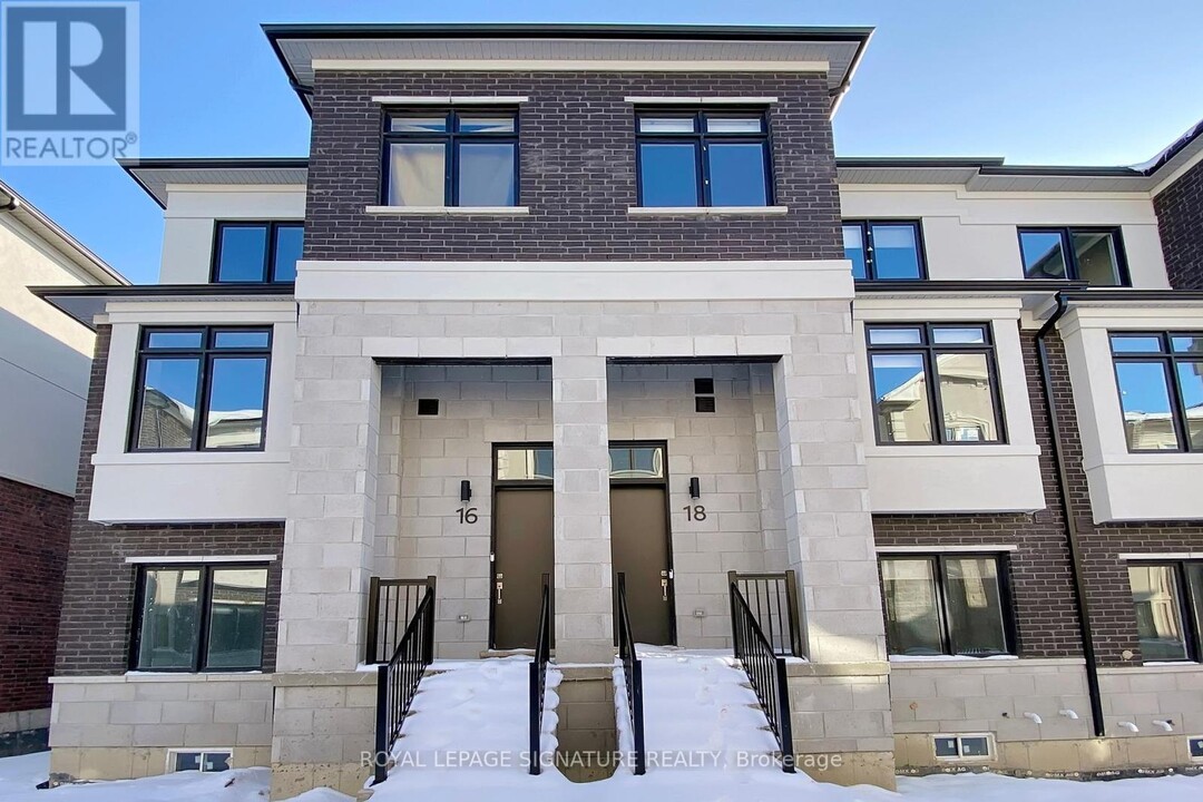 18 Chapple Ln. in Richmond Hill, ON - Building Photo