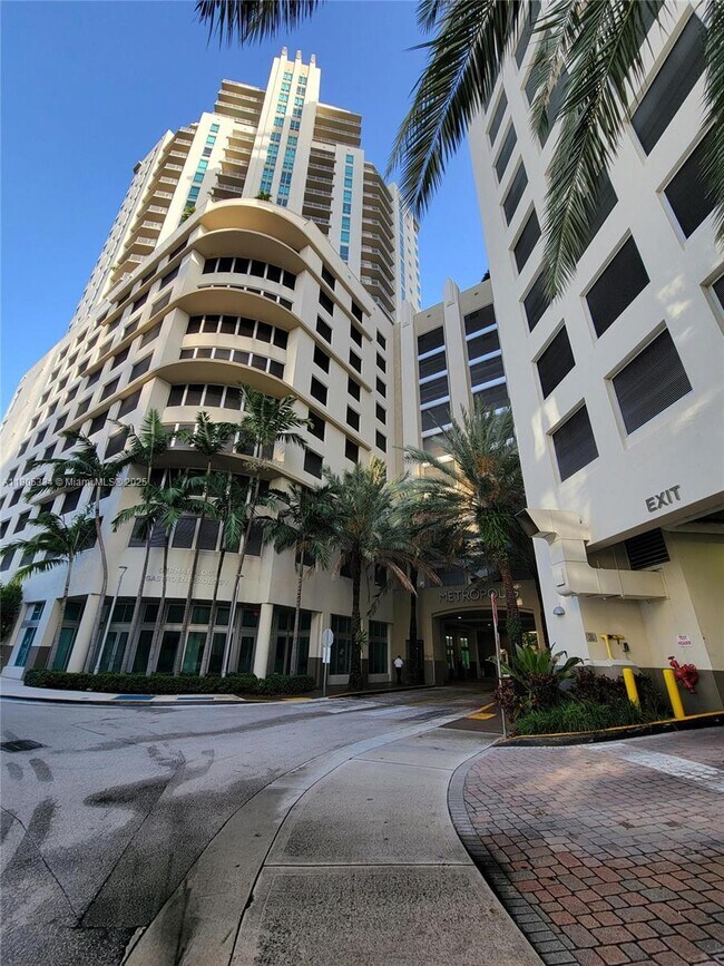 9055 SW 73rd Ct in Miami, FL - Building Photo - Building Photo