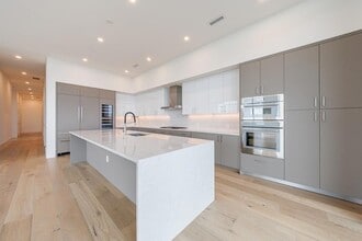 2425 Peachtree Rd, Unit 1806 in Atlanta, GA - Building Photo - Building Photo