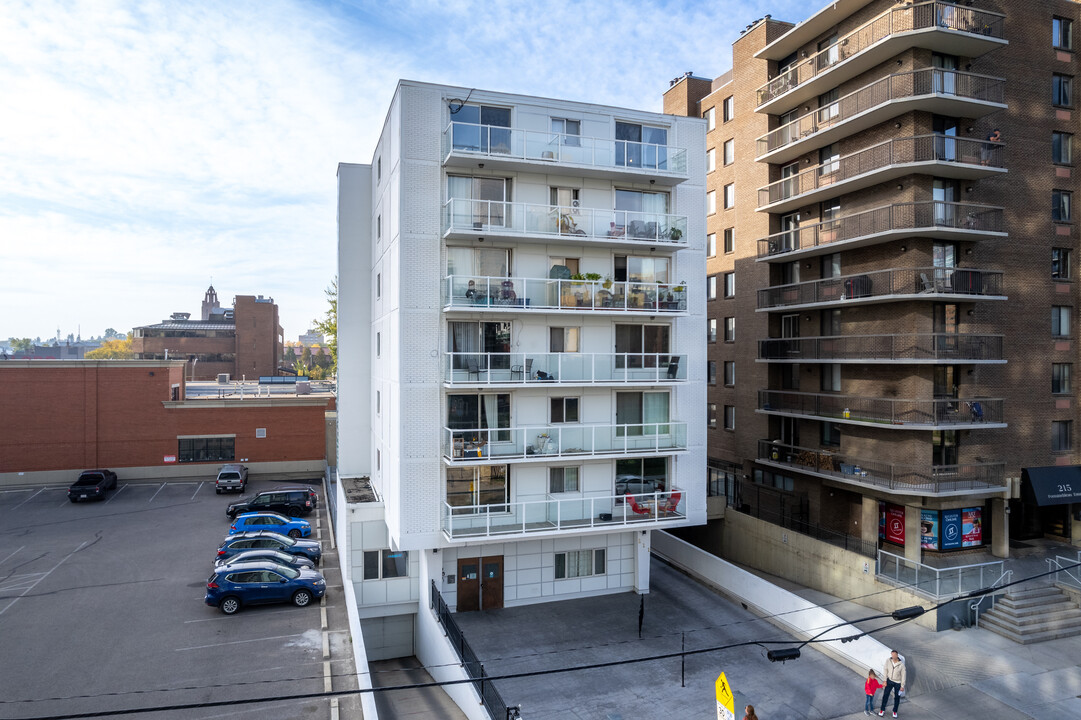 Westwinds Apartments in Calgary, AB - Building Photo